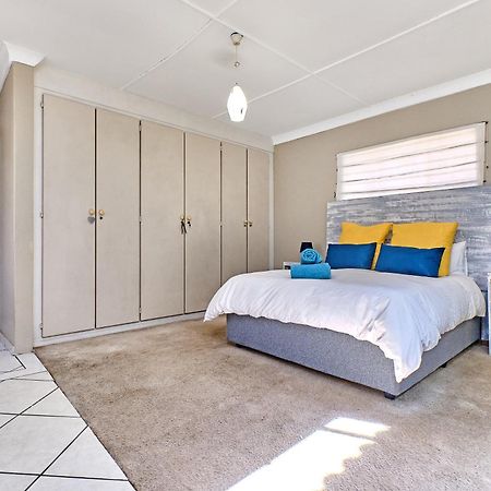 Large 1 Bedroom Cottage, 15 Min From Or Tambo Airport, With Backup Power And Water Germiston Exterior foto